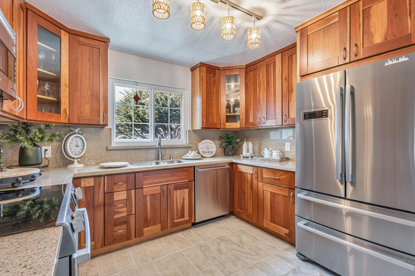 Detail Gallery Image 13 of 52 For 310 Clifton Rd, Pacifica,  CA 94044 - 4 Beds | 2 Baths