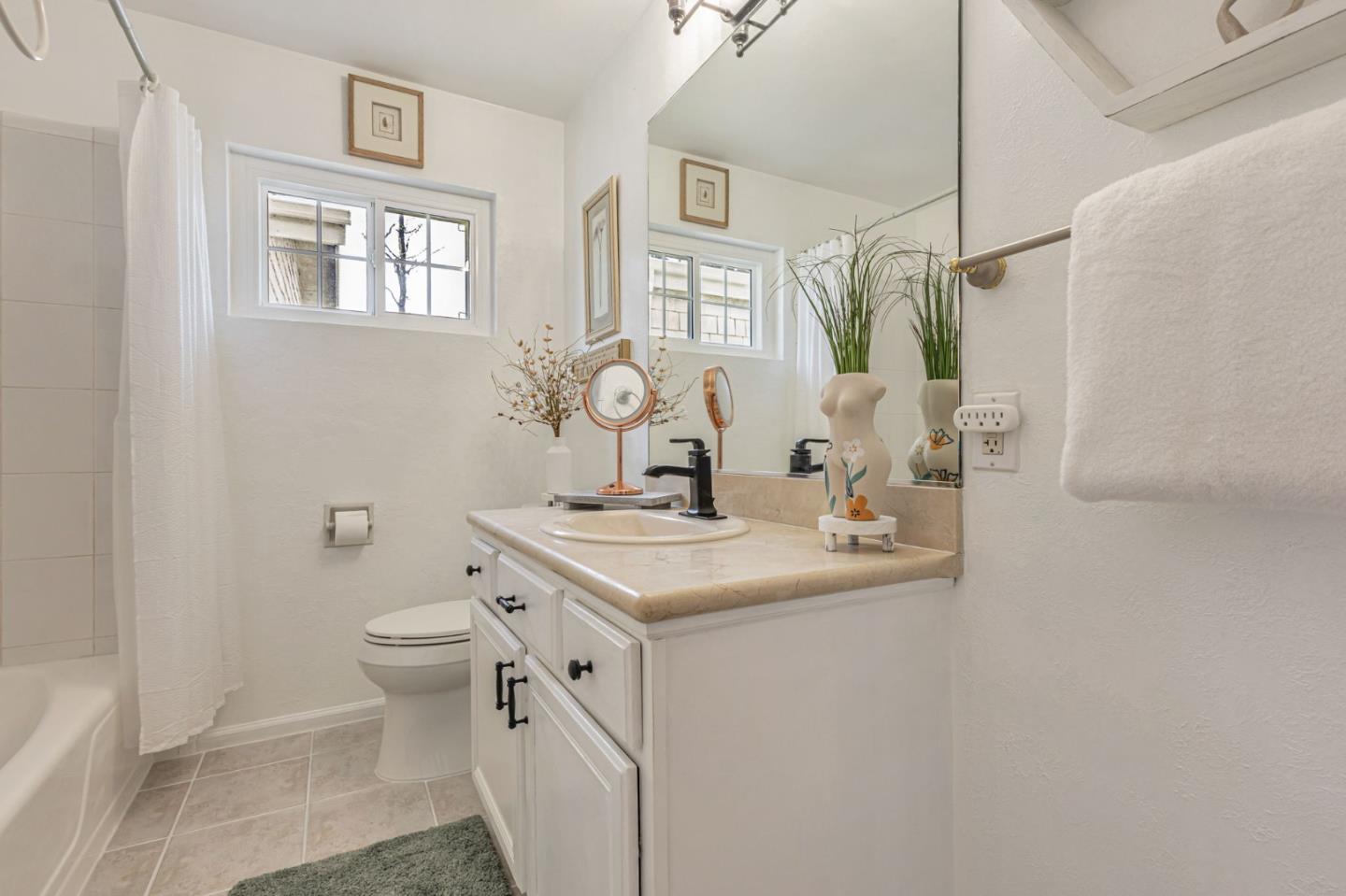 Detail Gallery Image 14 of 52 For 310 Clifton Rd, Pacifica,  CA 94044 - 4 Beds | 2 Baths
