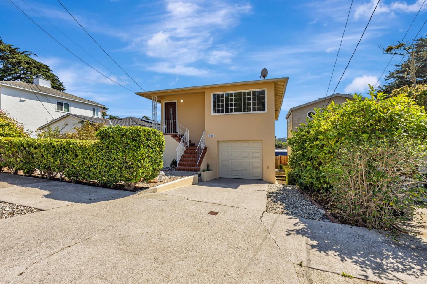 Detail Gallery Image 4 of 52 For 310 Clifton Rd, Pacifica,  CA 94044 - 4 Beds | 2 Baths