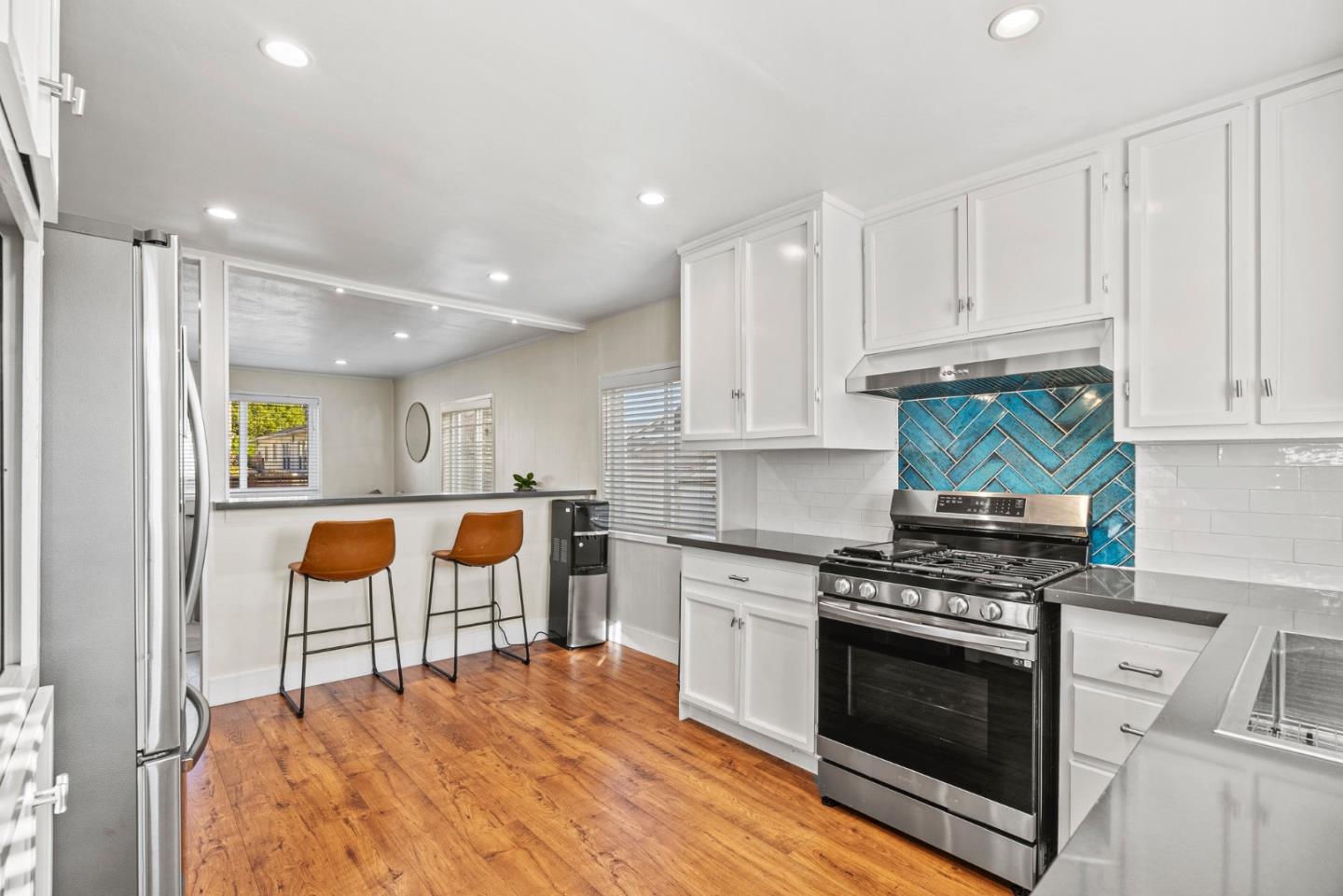 Detail Gallery Image 10 of 27 For 37 Portola Ave, Monterey,  CA 93940 - 2 Beds | 1 Baths