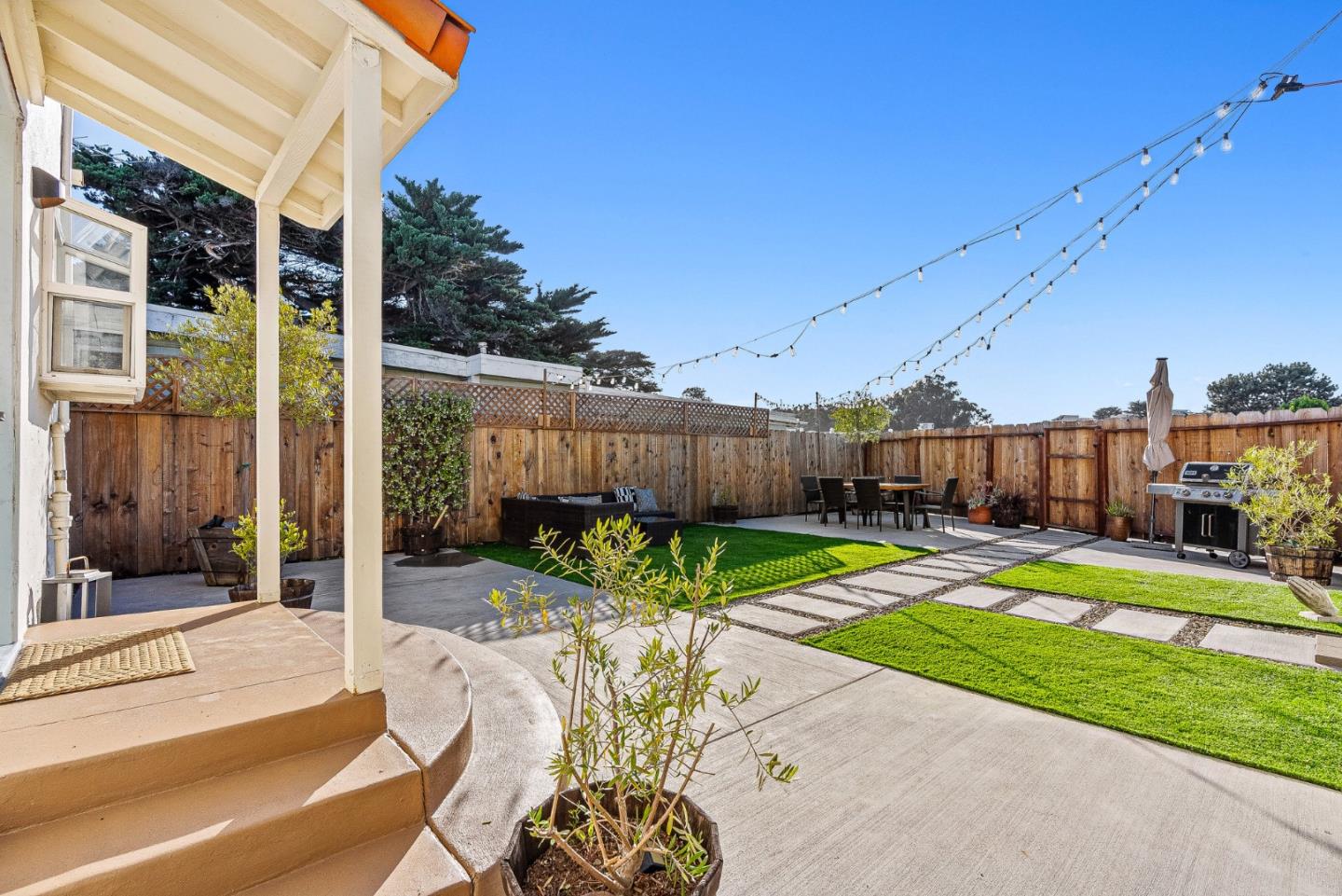 Detail Gallery Image 18 of 27 For 37 Portola Ave, Monterey,  CA 93940 - 2 Beds | 1 Baths