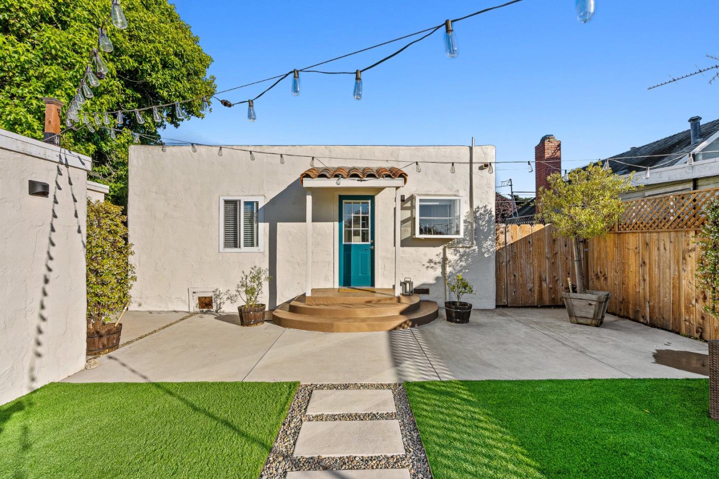 Detail Gallery Image 19 of 27 For 37 Portola Ave, Monterey,  CA 93940 - 2 Beds | 1 Baths
