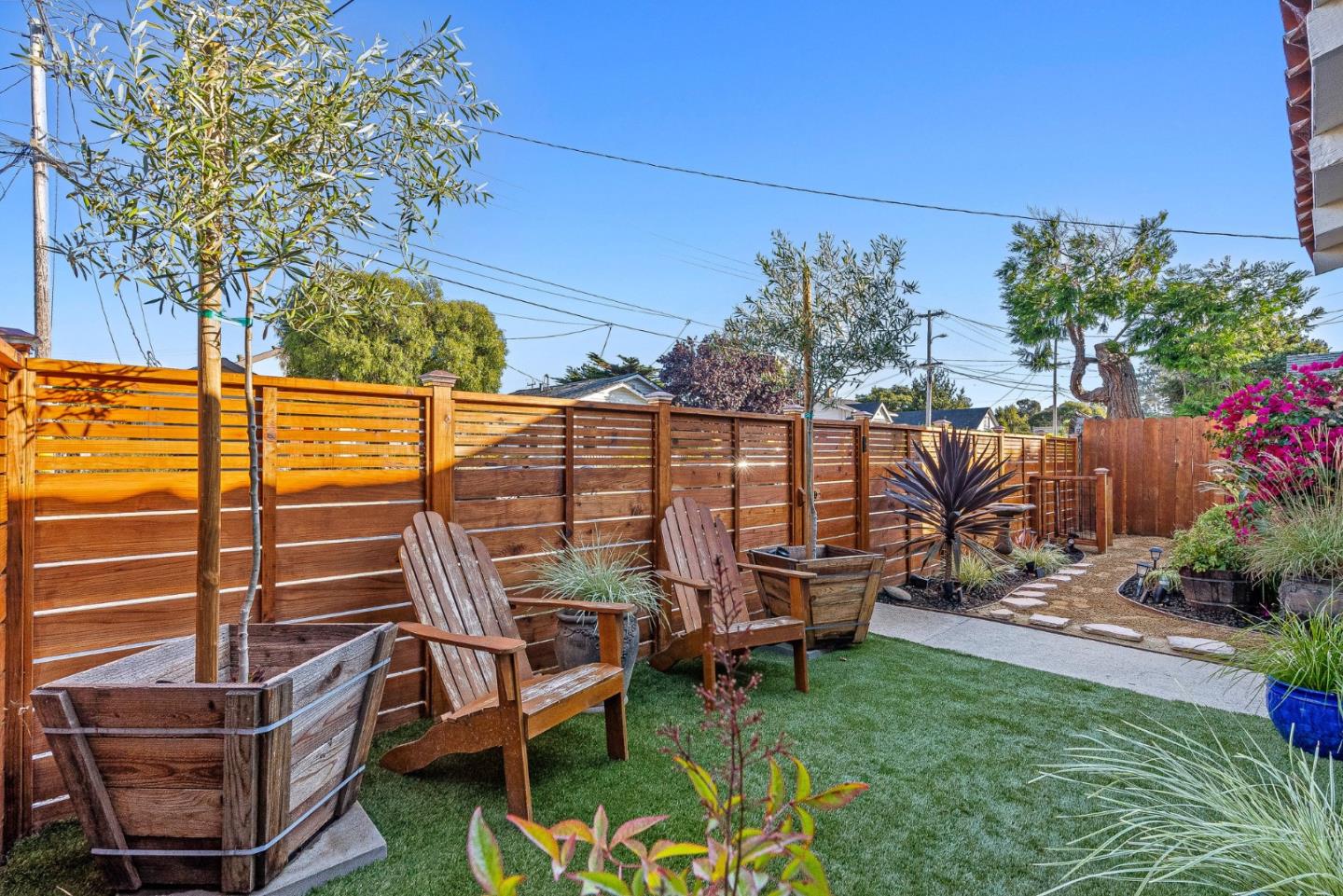 Detail Gallery Image 4 of 27 For 37 Portola Ave, Monterey,  CA 93940 - 2 Beds | 1 Baths