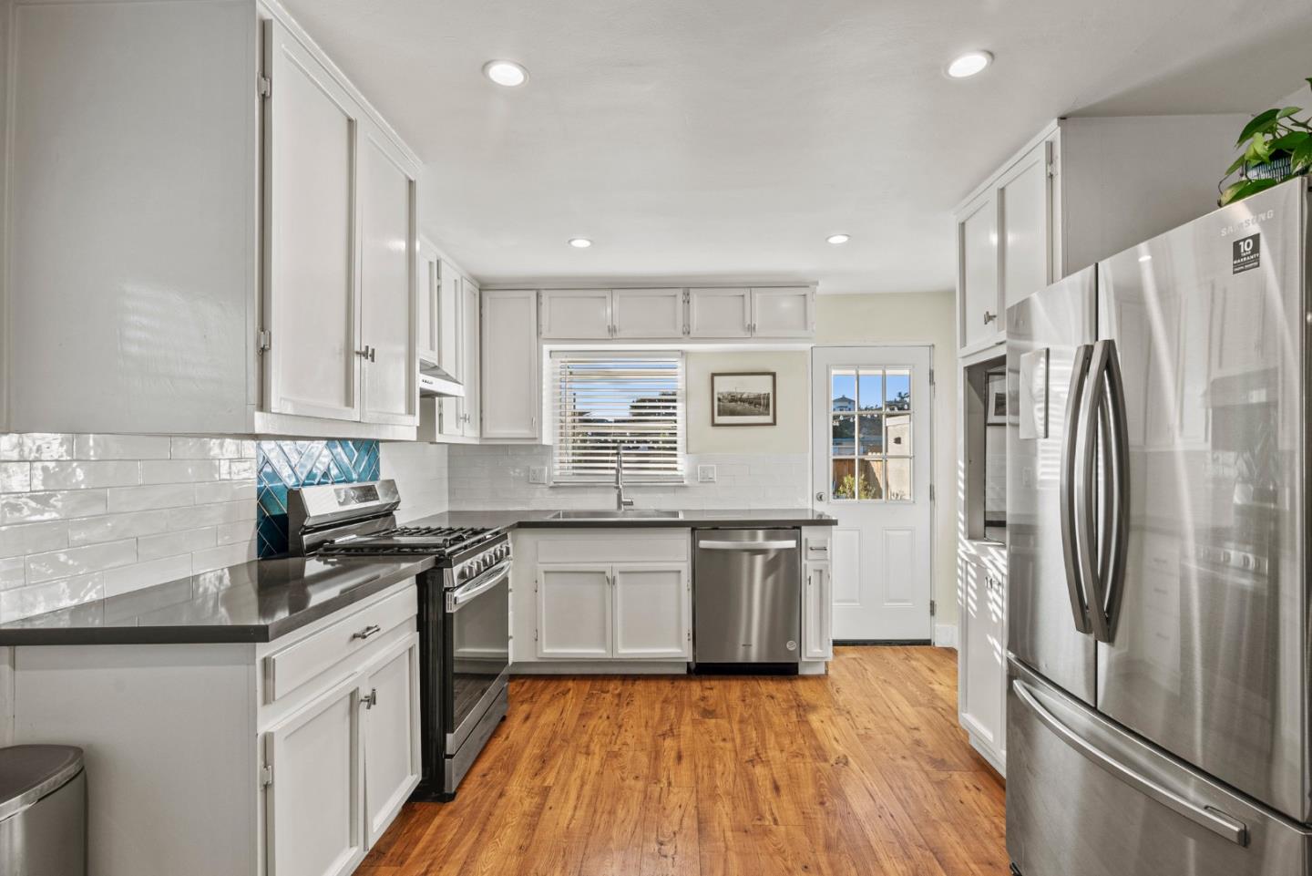 Detail Gallery Image 8 of 27 For 37 Portola Ave, Monterey,  CA 93940 - 2 Beds | 1 Baths