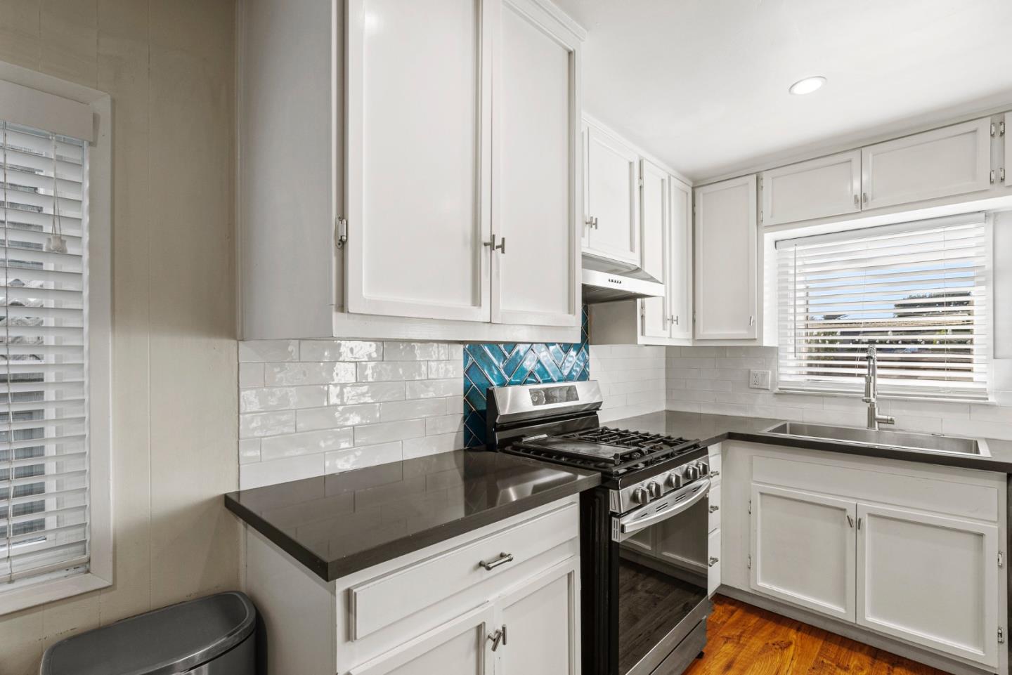 Detail Gallery Image 9 of 27 For 37 Portola Ave, Monterey,  CA 93940 - 2 Beds | 1 Baths