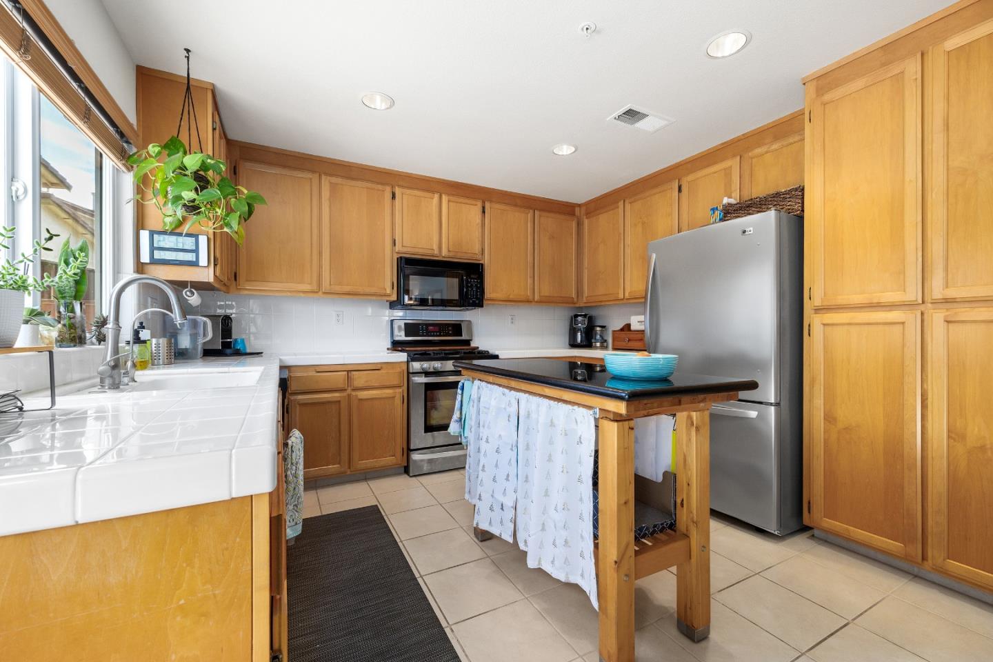 Detail Gallery Image 10 of 43 For 7 Massachusetts Cir, Salinas,  CA 93905 - 4 Beds | 2/1 Baths