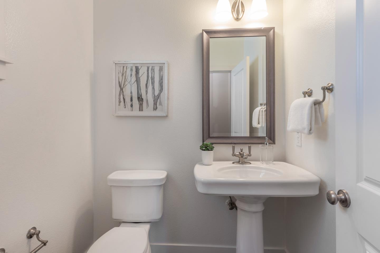 Detail Gallery Image 12 of 34 For 207 Pearl Ln, Menlo Park,  CA 94025 - 4 Beds | 3/1 Baths