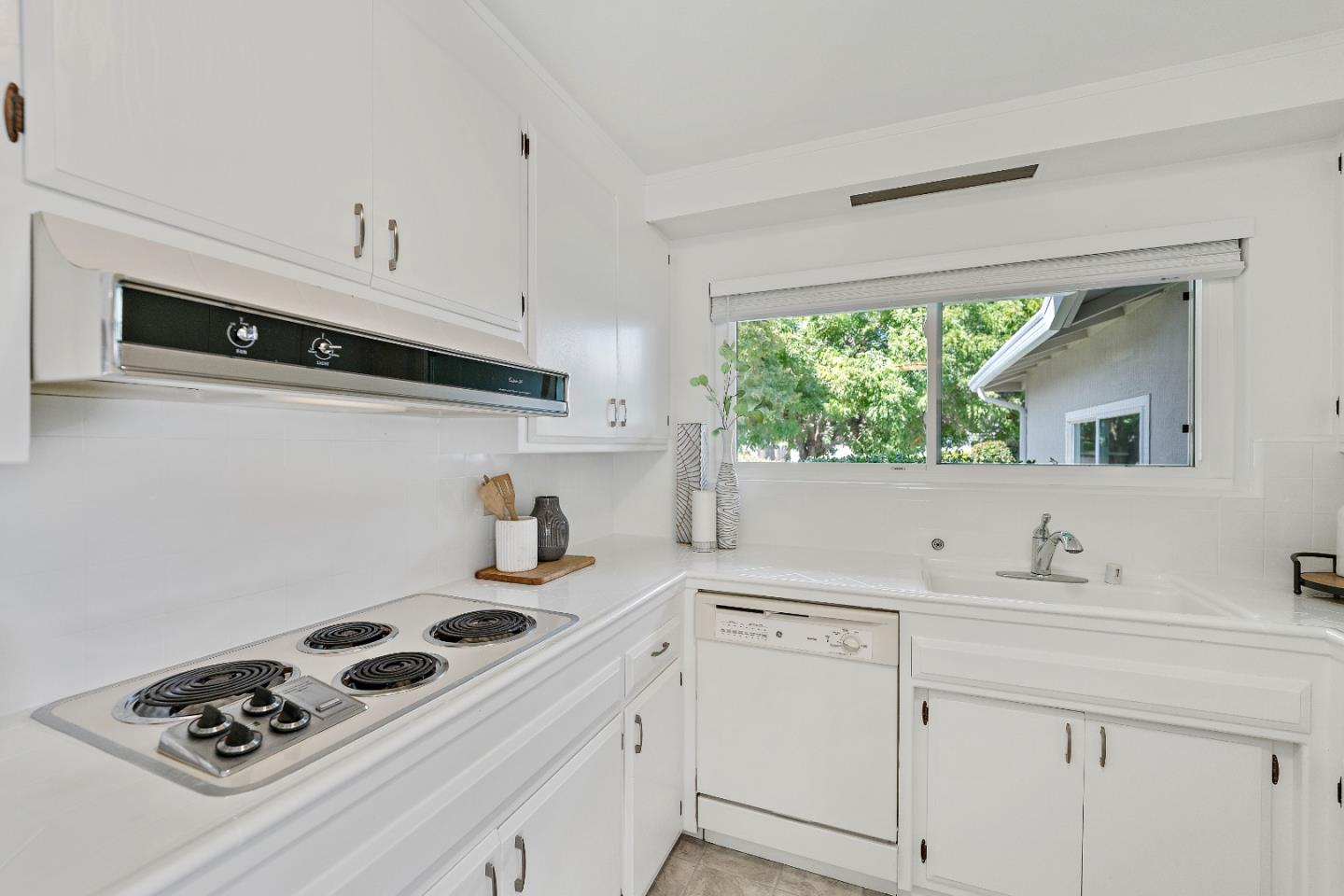 Detail Gallery Image 11 of 27 For 920 Longwood Ln, San Jose,  CA 95129 - 3 Beds | 2 Baths