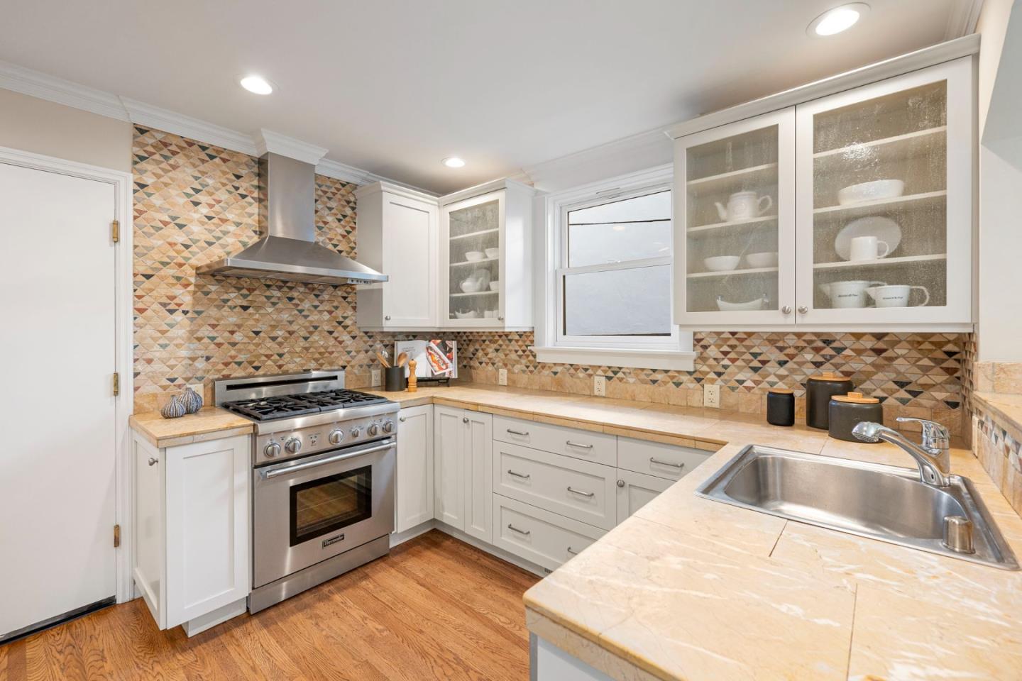 Detail Gallery Image 15 of 54 For 1549 Eastmoor Rd, Burlingame,  CA 94010 - 3 Beds | 2 Baths