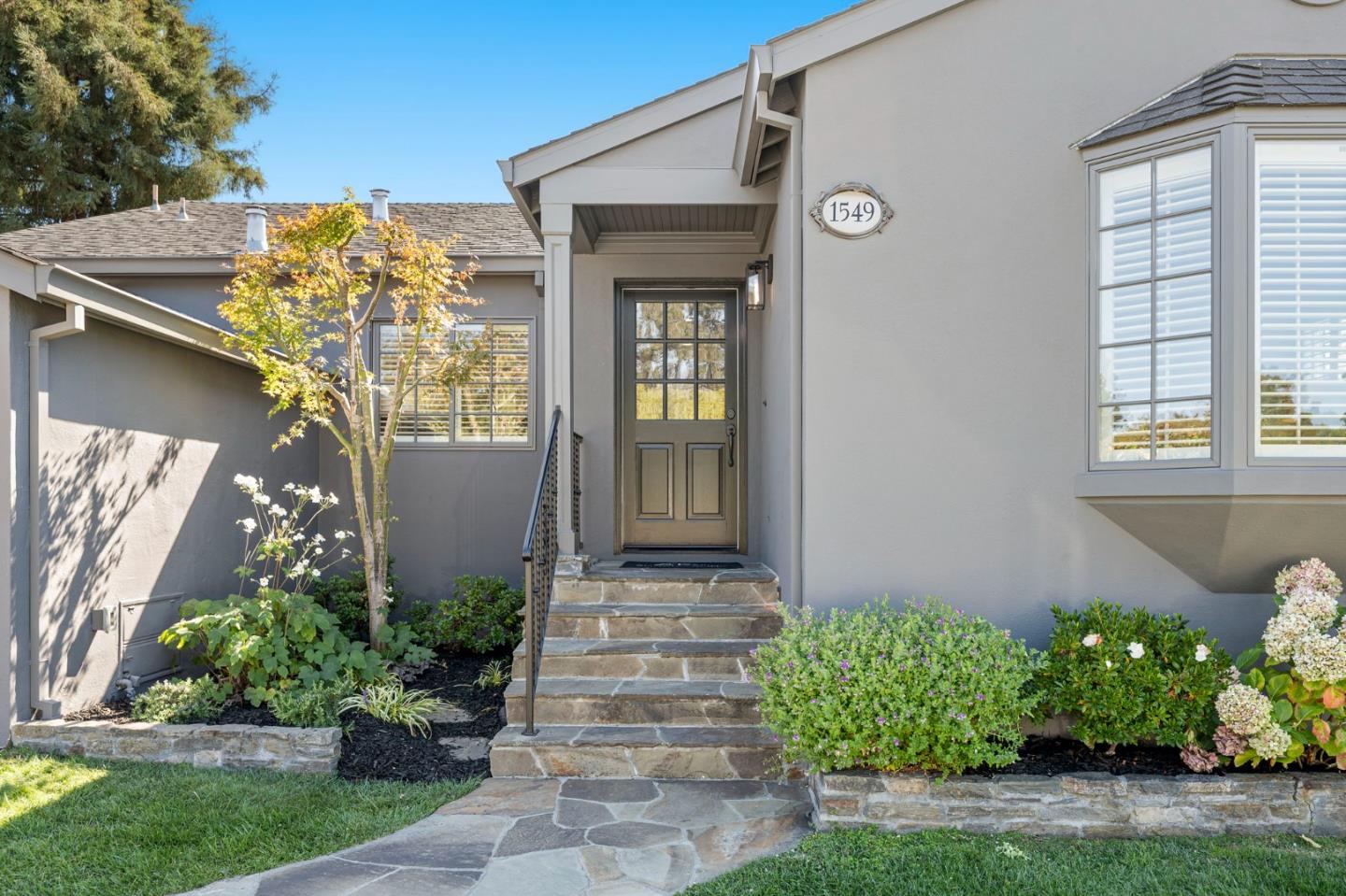 Detail Gallery Image 4 of 54 For 1549 Eastmoor Rd, Burlingame,  CA 94010 - 3 Beds | 2 Baths