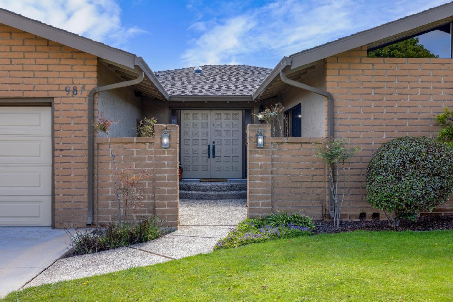 Detail Gallery Image 3 of 20 For 981 Sierra Madre Dr, Salinas,  CA 93901 - 3 Beds | 2 Baths