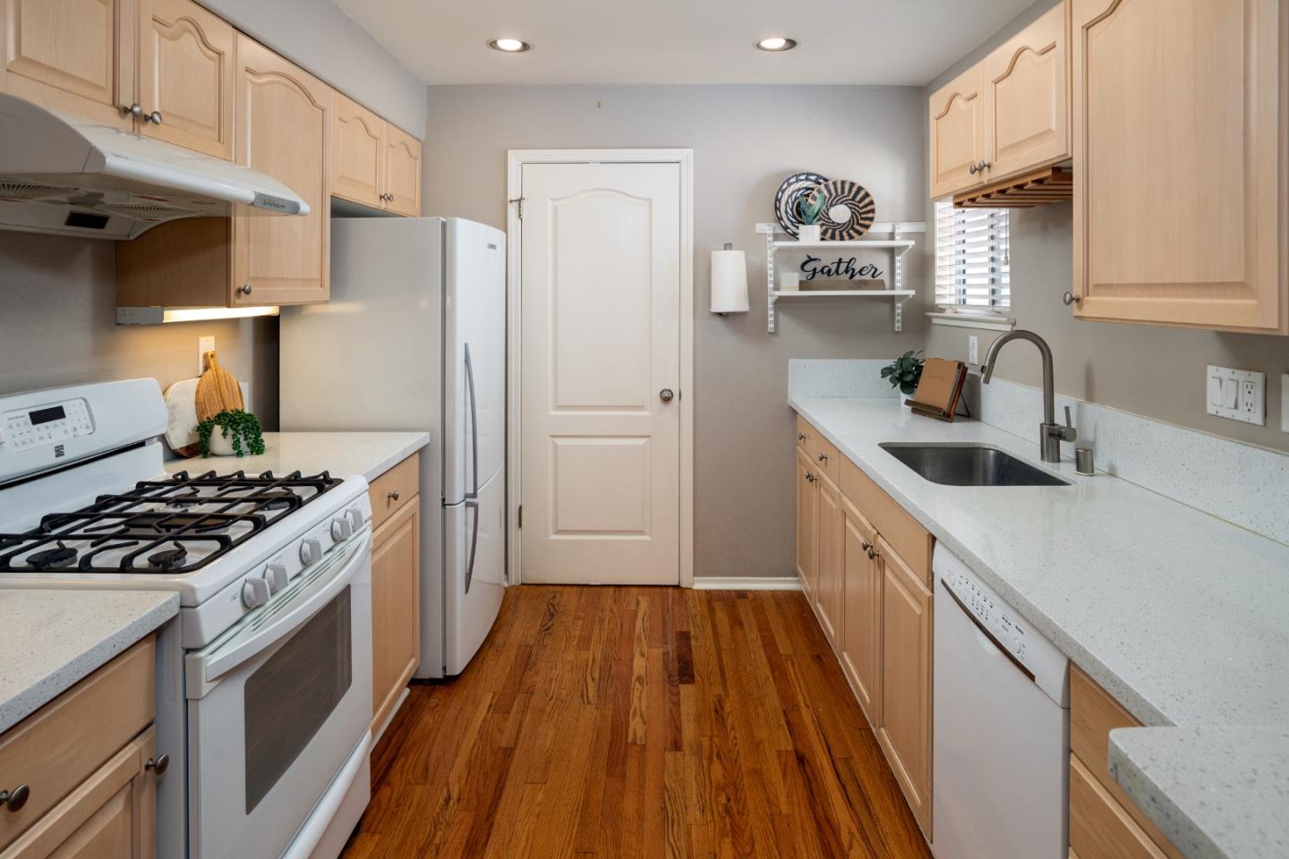 Detail Gallery Image 8 of 25 For 994 Alpine Ter #2,  Sunnyvale,  CA 94086 - 2 Beds | 2/1 Baths