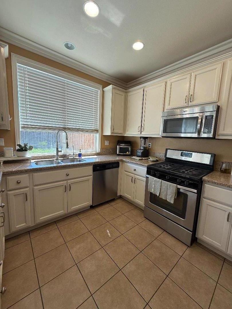 Detail Gallery Image 10 of 24 For 1058 Sardinia Dr, Salinas,  CA 93905 - 4 Beds | 2/1 Baths