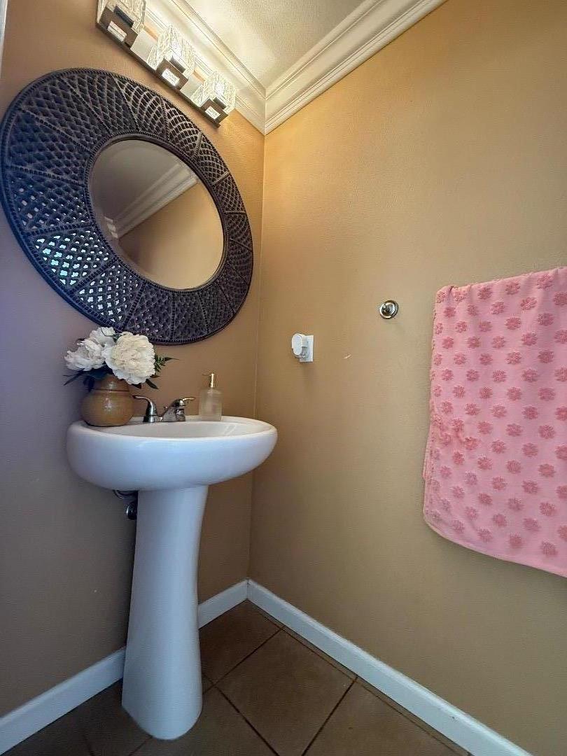 Detail Gallery Image 17 of 24 For 1058 Sardinia Dr, Salinas,  CA 93905 - 4 Beds | 2/1 Baths