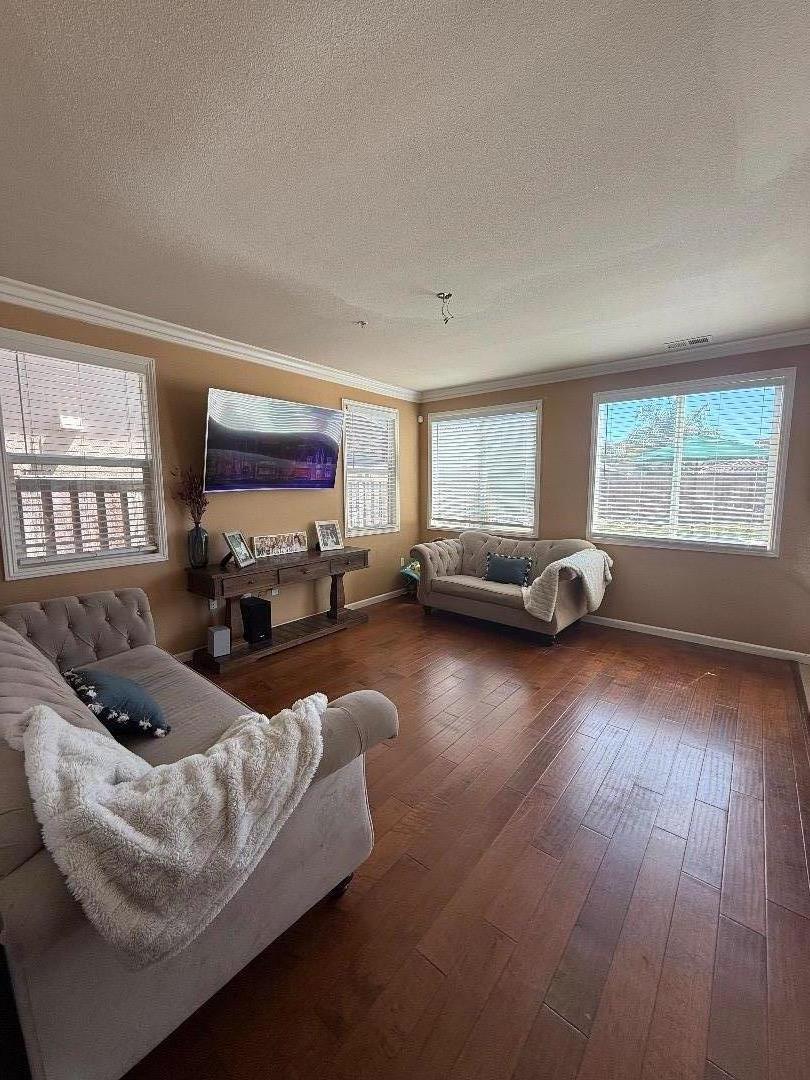 Detail Gallery Image 6 of 24 For 1058 Sardinia Dr, Salinas,  CA 93905 - 4 Beds | 2/1 Baths