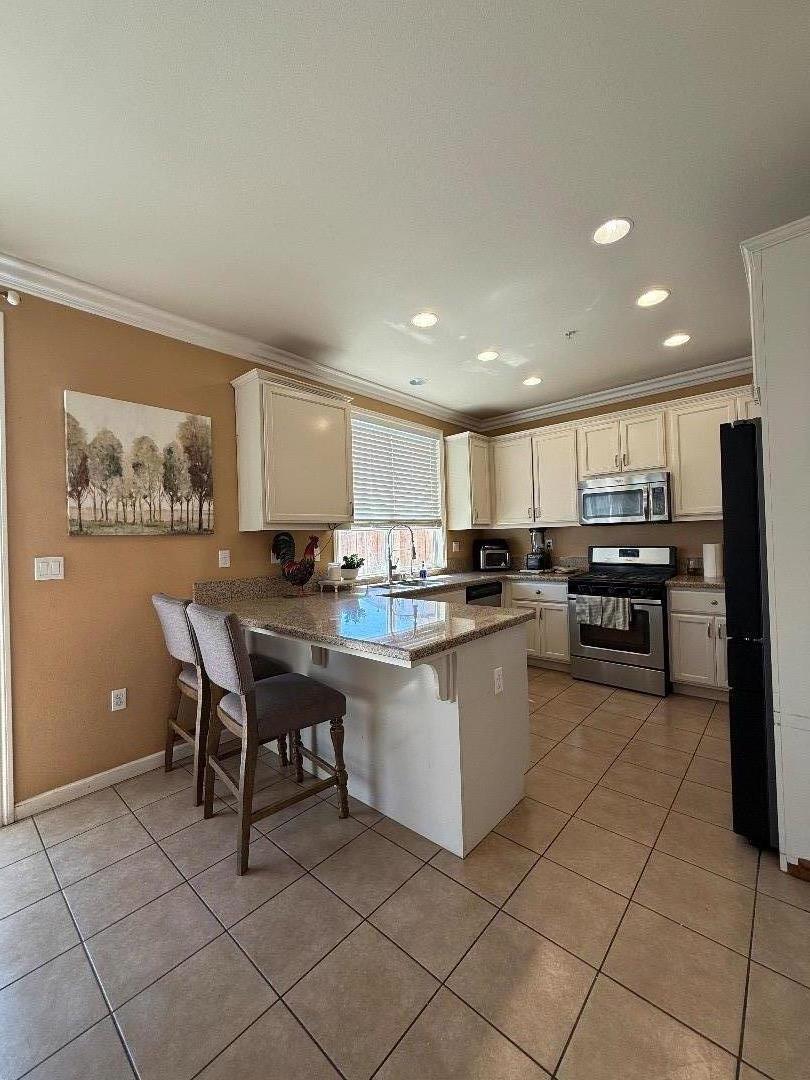 Detail Gallery Image 7 of 24 For 1058 Sardinia Dr, Salinas,  CA 93905 - 4 Beds | 2/1 Baths