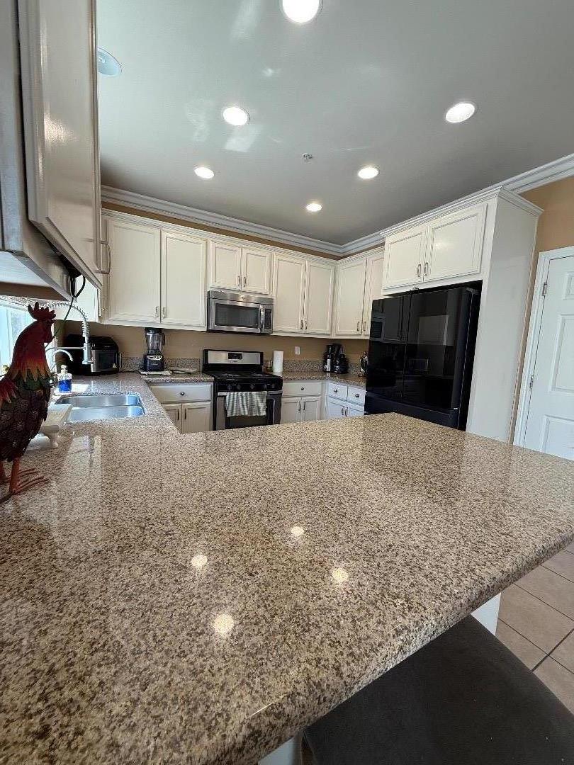 Detail Gallery Image 8 of 24 For 1058 Sardinia Dr, Salinas,  CA 93905 - 4 Beds | 2/1 Baths