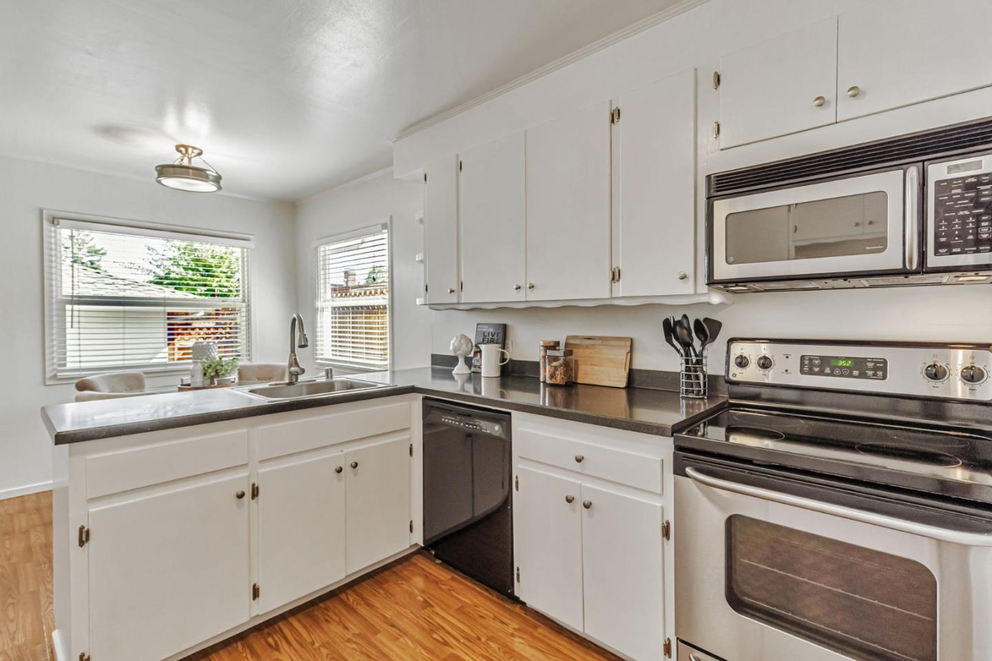 Detail Gallery Image 13 of 36 For 1400 Oakhurst Ave, San Carlos,  CA 94070 - 2 Beds | 1/1 Baths