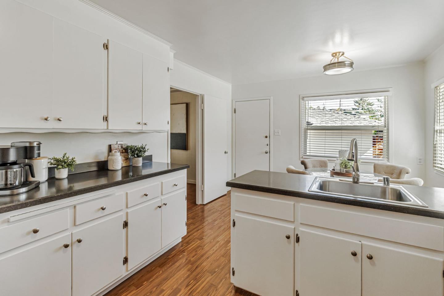 Detail Gallery Image 14 of 36 For 1400 Oakhurst Ave, San Carlos,  CA 94070 - 2 Beds | 1/1 Baths