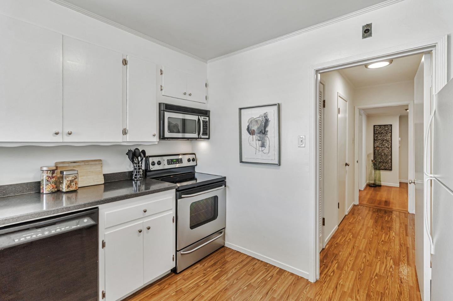 Detail Gallery Image 15 of 36 For 1400 Oakhurst Ave, San Carlos,  CA 94070 - 2 Beds | 1/1 Baths