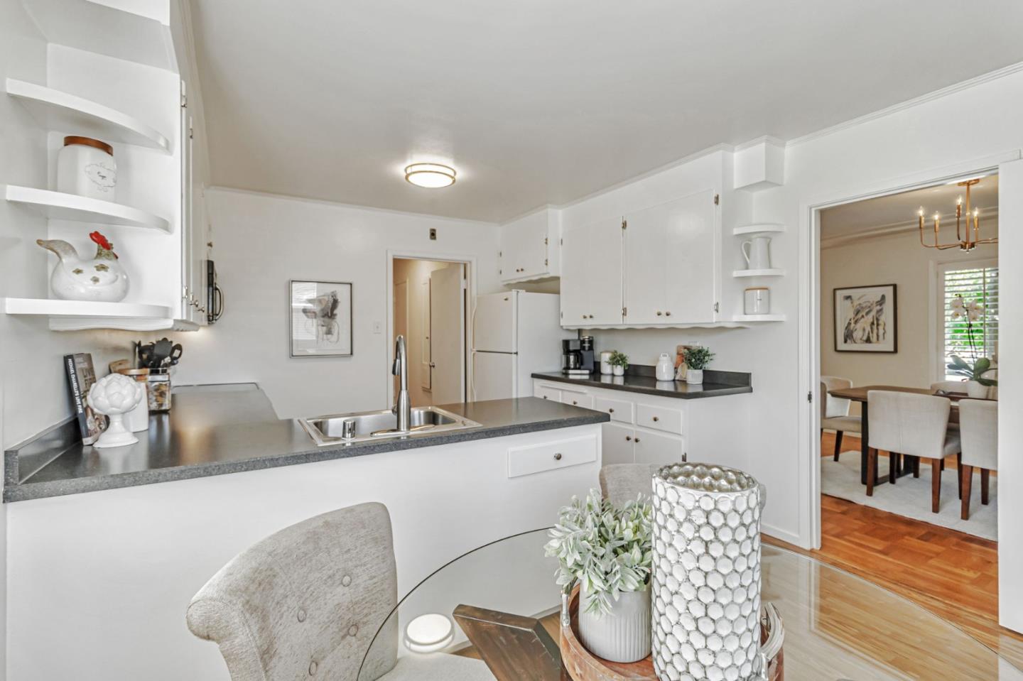 Detail Gallery Image 17 of 36 For 1400 Oakhurst Ave, San Carlos,  CA 94070 - 2 Beds | 1/1 Baths