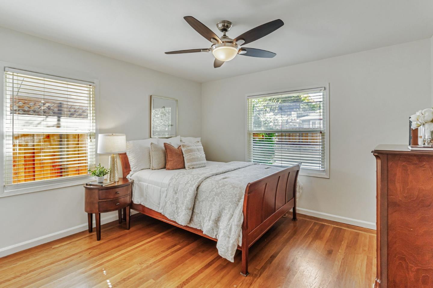 Detail Gallery Image 21 of 36 For 1400 Oakhurst Ave, San Carlos,  CA 94070 - 2 Beds | 1/1 Baths