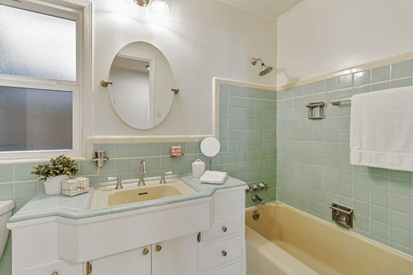 Detail Gallery Image 23 of 36 For 1400 Oakhurst Ave, San Carlos,  CA 94070 - 2 Beds | 1/1 Baths