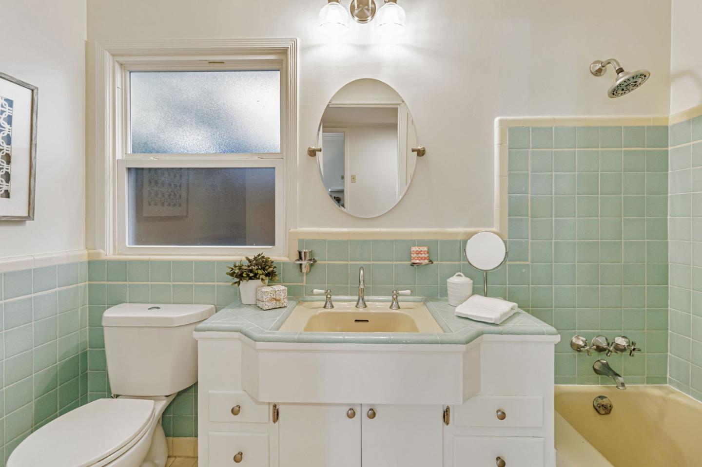 Detail Gallery Image 24 of 36 For 1400 Oakhurst Ave, San Carlos,  CA 94070 - 2 Beds | 1/1 Baths