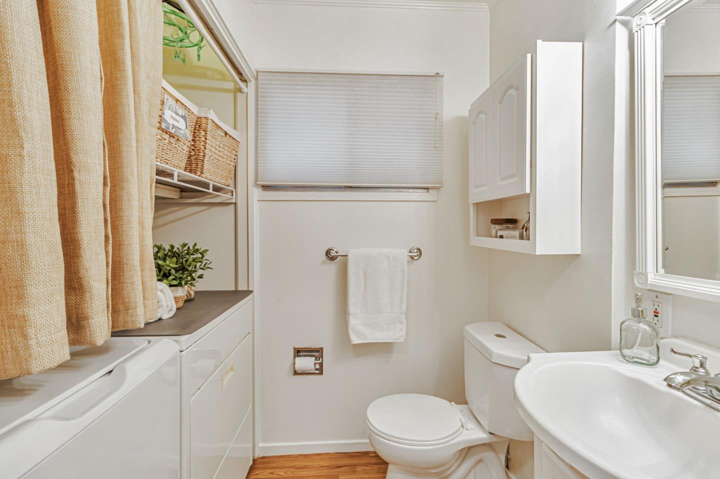Detail Gallery Image 25 of 36 For 1400 Oakhurst Ave, San Carlos,  CA 94070 - 2 Beds | 1/1 Baths