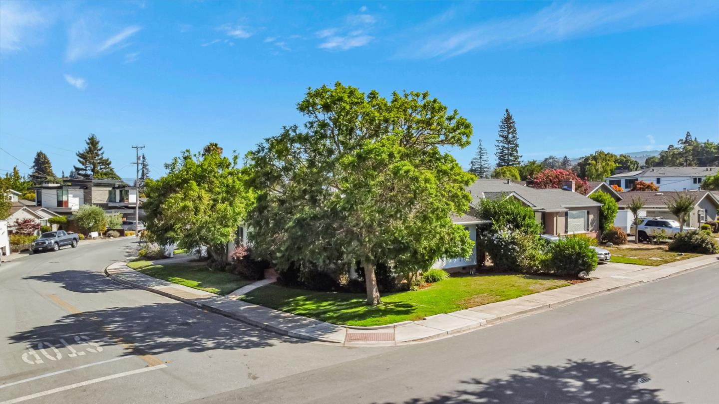 Detail Gallery Image 32 of 36 For 1400 Oakhurst Ave, San Carlos,  CA 94070 - 2 Beds | 1/1 Baths