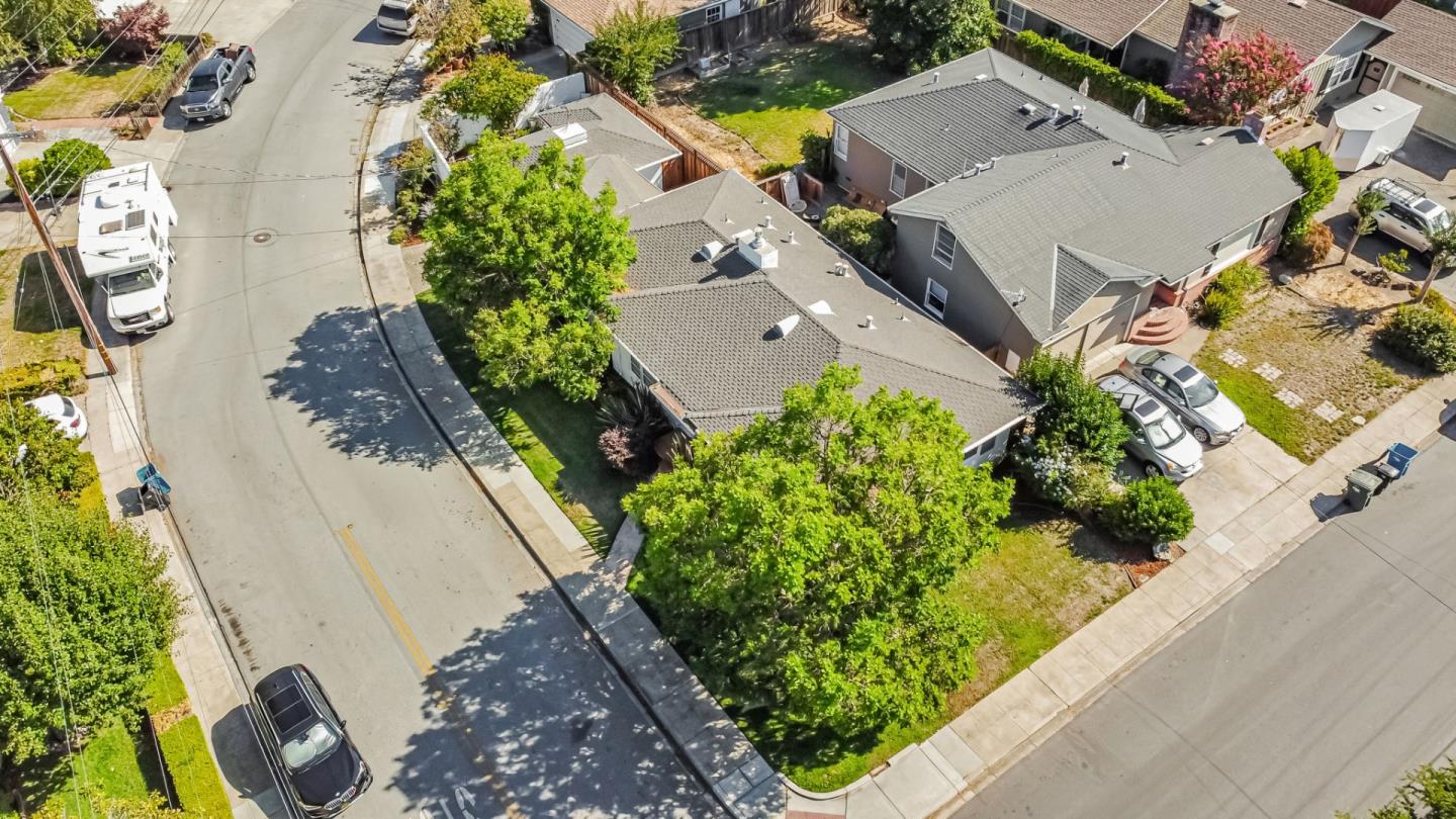 Detail Gallery Image 33 of 36 For 1400 Oakhurst Ave, San Carlos,  CA 94070 - 2 Beds | 1/1 Baths