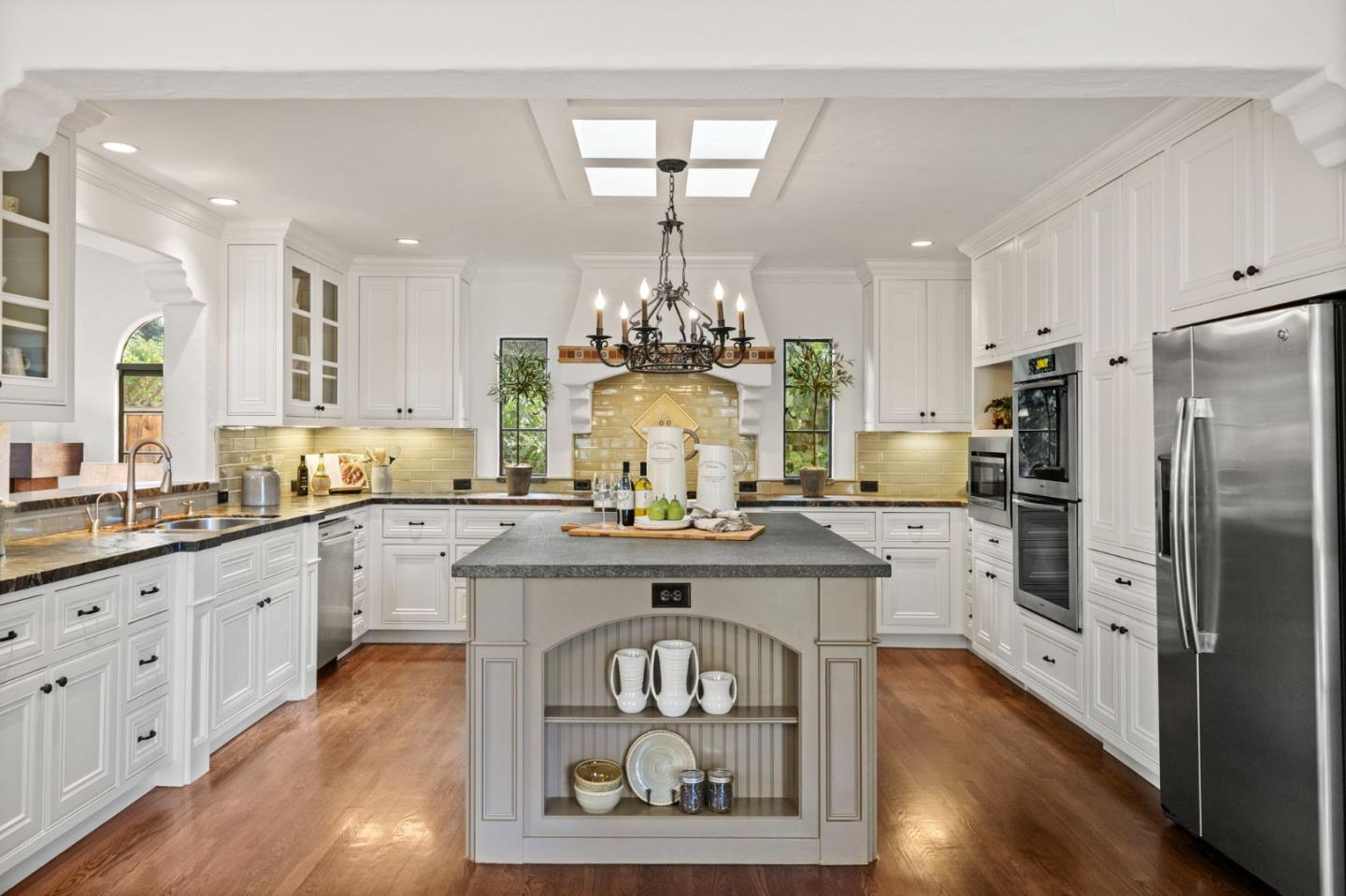 Detail Gallery Image 10 of 47 For 503 Arlington Rd, Redwood City,  CA 94062 - 5 Beds | 2/1 Baths