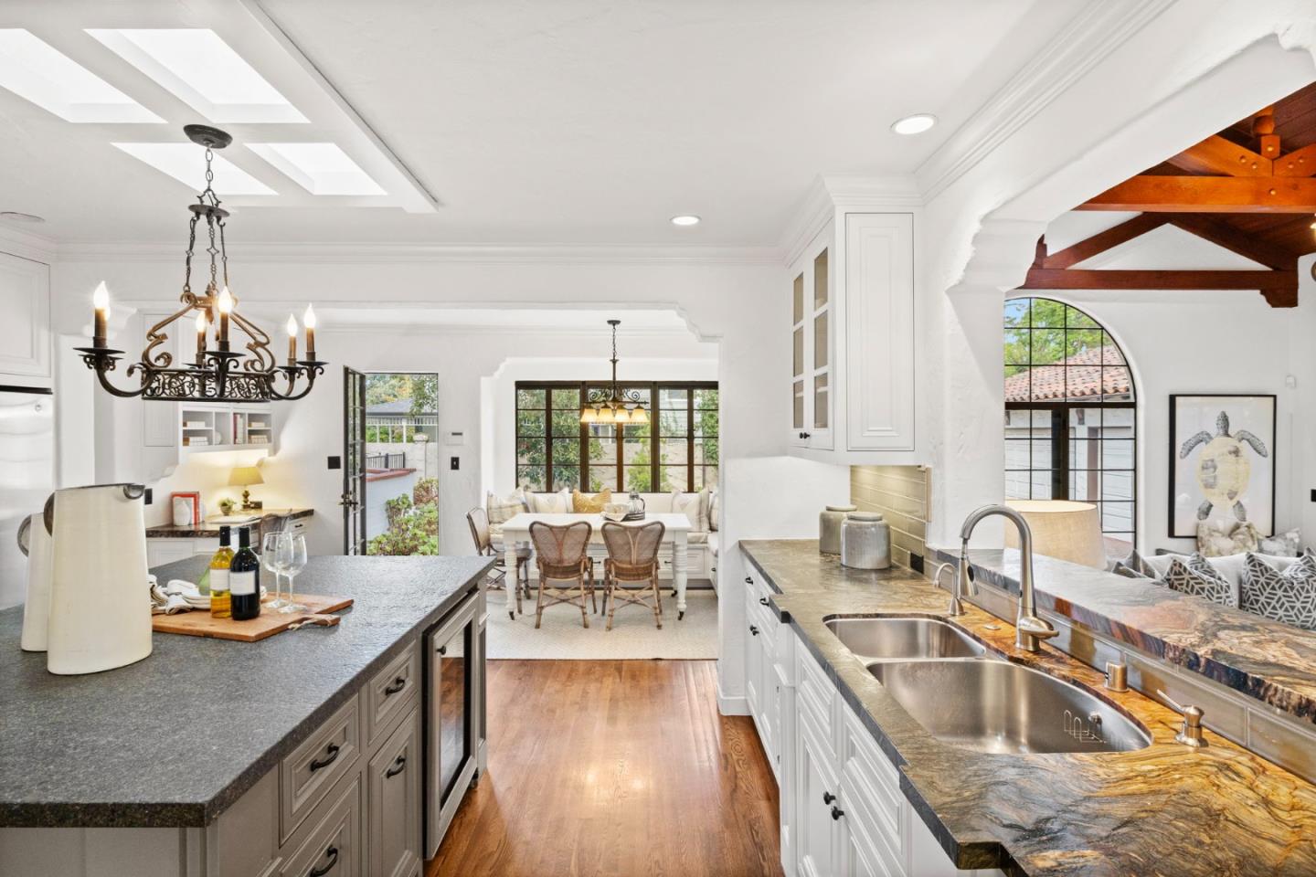 Detail Gallery Image 11 of 47 For 503 Arlington Rd, Redwood City,  CA 94062 - 5 Beds | 2/1 Baths