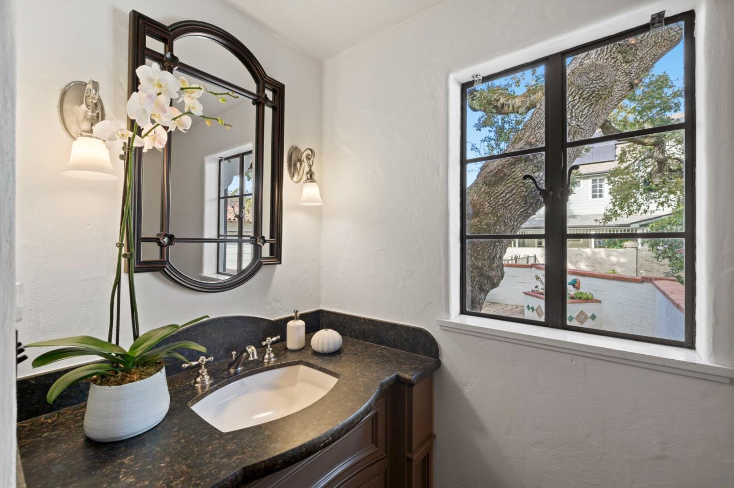 Detail Gallery Image 20 of 47 For 503 Arlington Rd, Redwood City,  CA 94062 - 5 Beds | 2/1 Baths