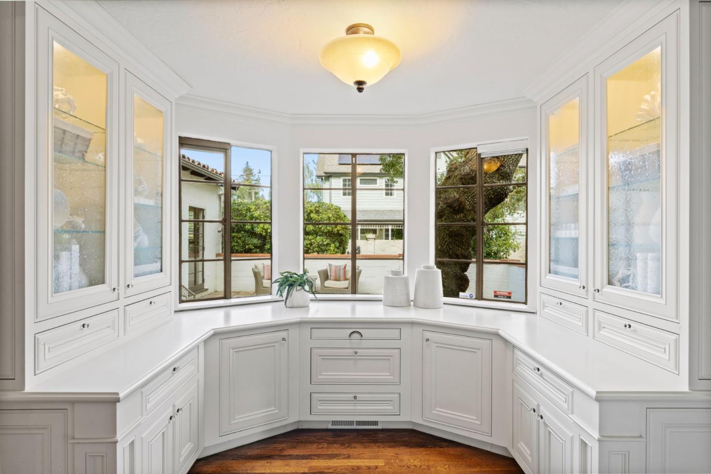 Detail Gallery Image 8 of 47 For 503 Arlington Rd, Redwood City,  CA 94062 - 5 Beds | 2/1 Baths