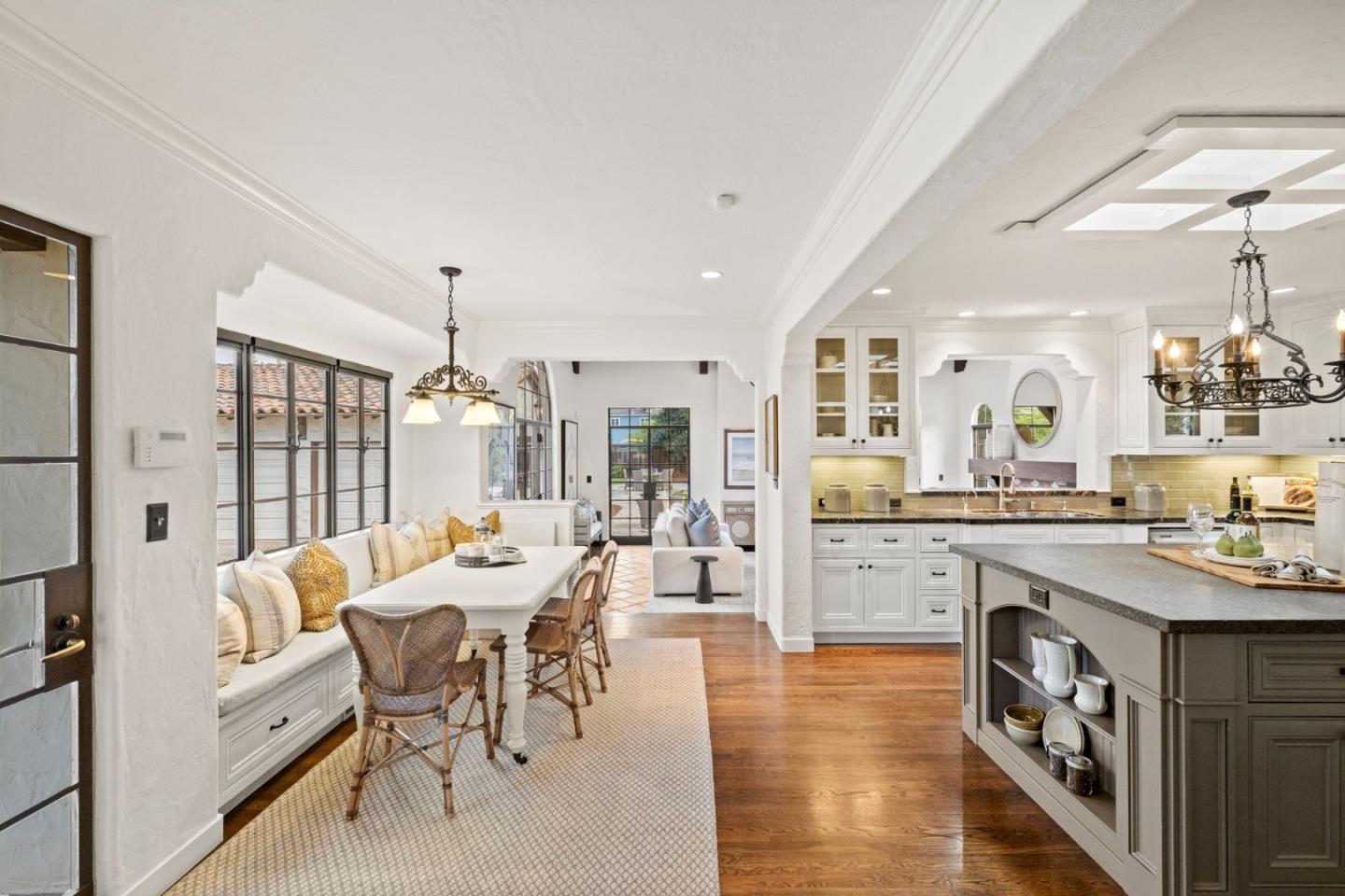 Detail Gallery Image 9 of 47 For 503 Arlington Rd, Redwood City,  CA 94062 - 5 Beds | 2/1 Baths