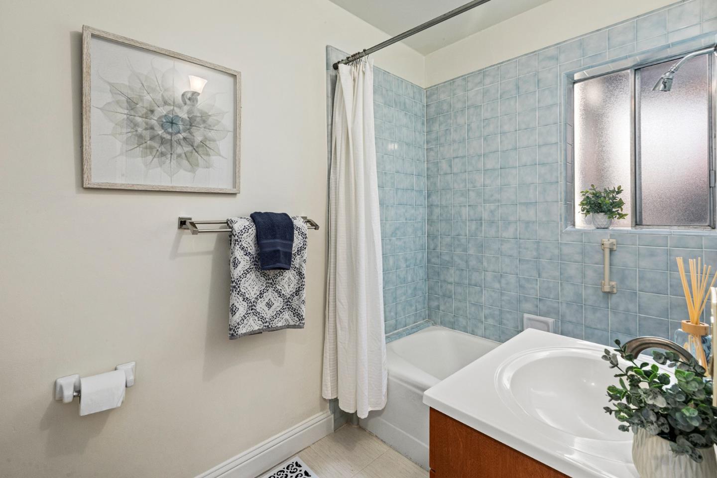 Detail Gallery Image 13 of 63 For 212 Gilbert Ave, Menlo Park,  CA 94025 - 3 Beds | 3 Baths