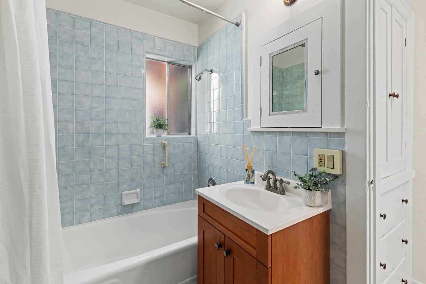 Detail Gallery Image 14 of 63 For 212 Gilbert Ave, Menlo Park,  CA 94025 - 3 Beds | 3 Baths