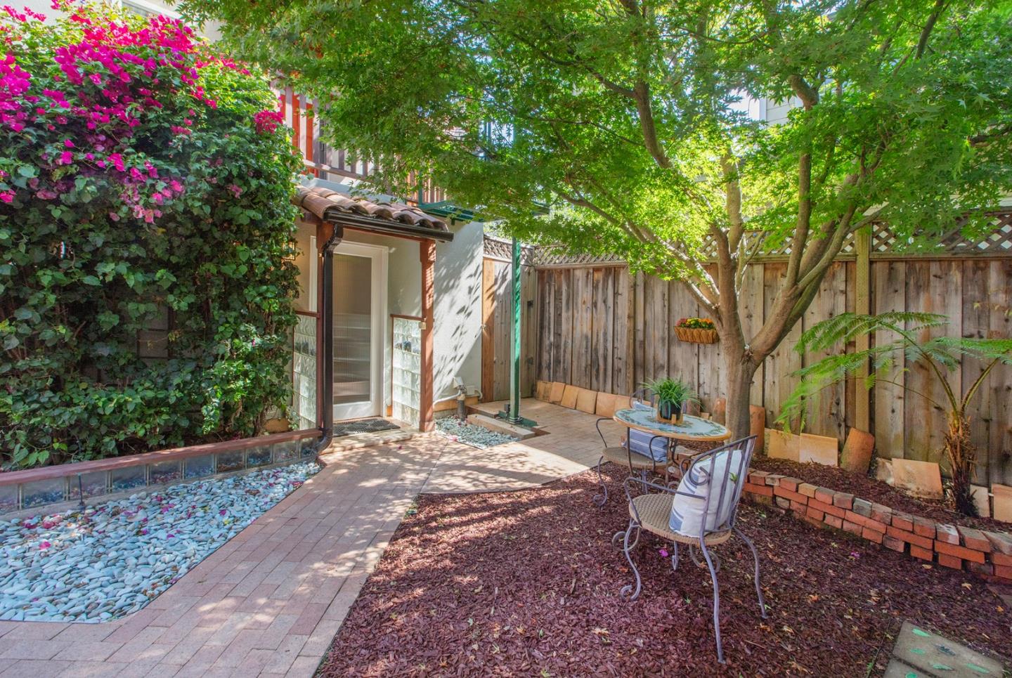 Detail Gallery Image 31 of 63 For 212 Gilbert Ave, Menlo Park,  CA 94025 - 3 Beds | 3 Baths