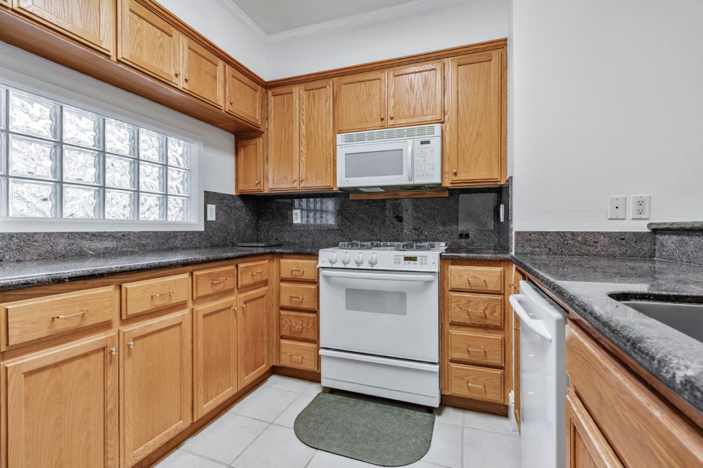 Detail Gallery Image 10 of 32 For 530 El Camino Real #209,  Burlingame,  CA 94010 - 2 Beds | 2 Baths