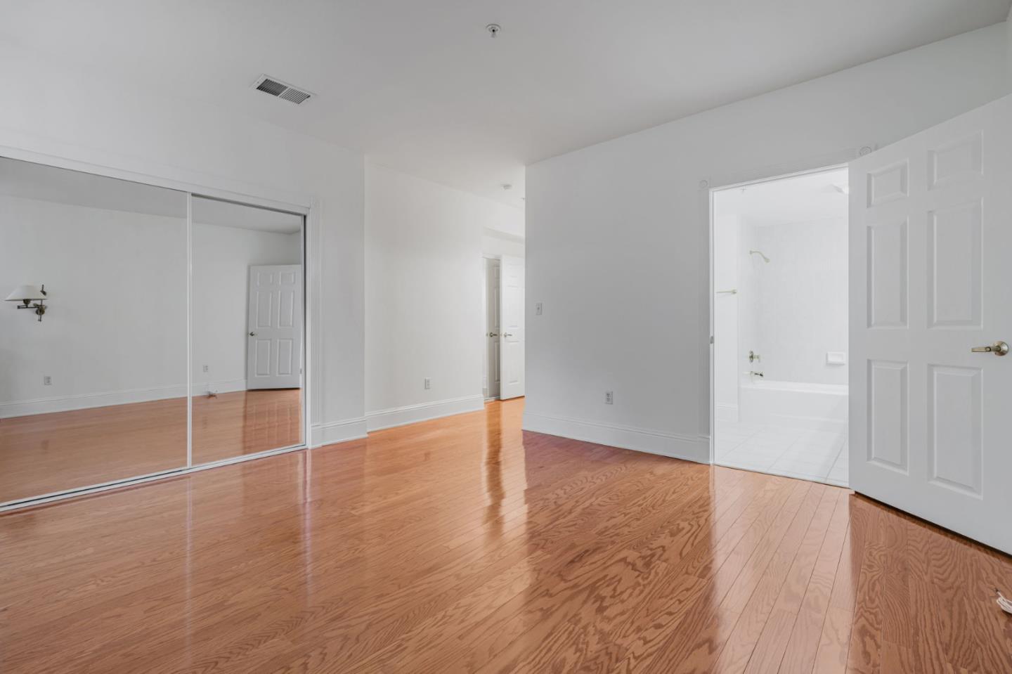 Detail Gallery Image 14 of 32 For 530 El Camino Real #209,  Burlingame,  CA 94010 - 2 Beds | 2 Baths