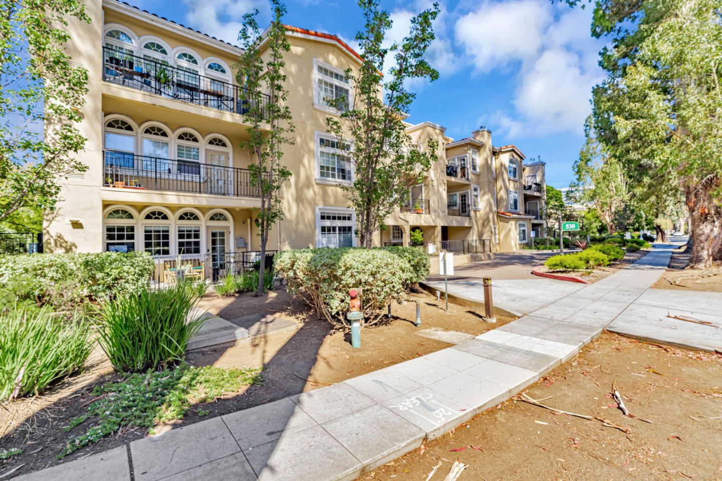 Detail Gallery Image 3 of 32 For 530 El Camino Real #209,  Burlingame,  CA 94010 - 2 Beds | 2 Baths