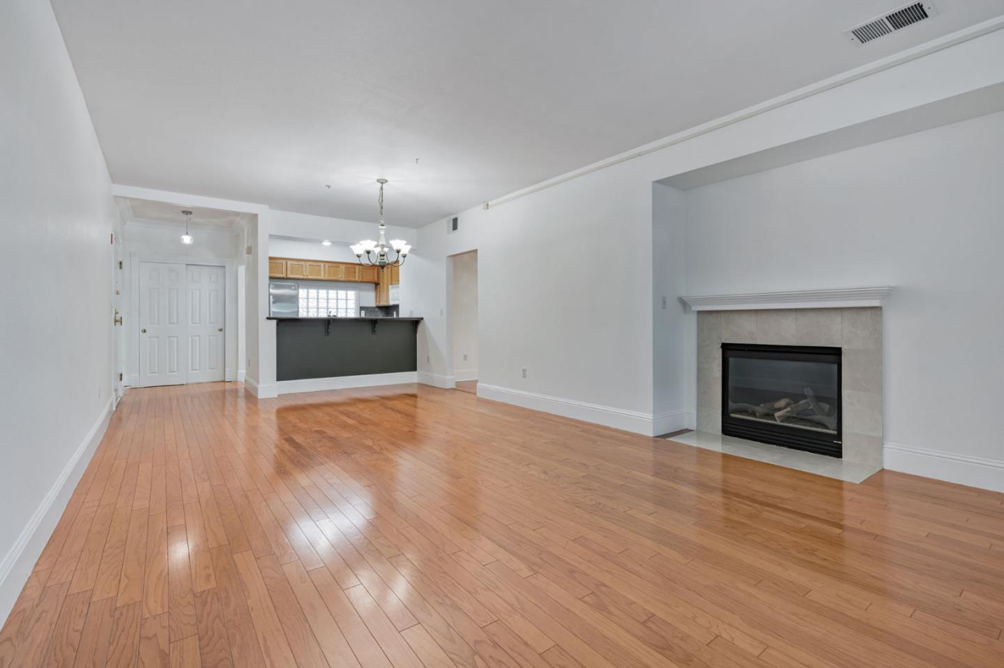 Detail Gallery Image 7 of 32 For 530 El Camino Real #209,  Burlingame,  CA 94010 - 2 Beds | 2 Baths
