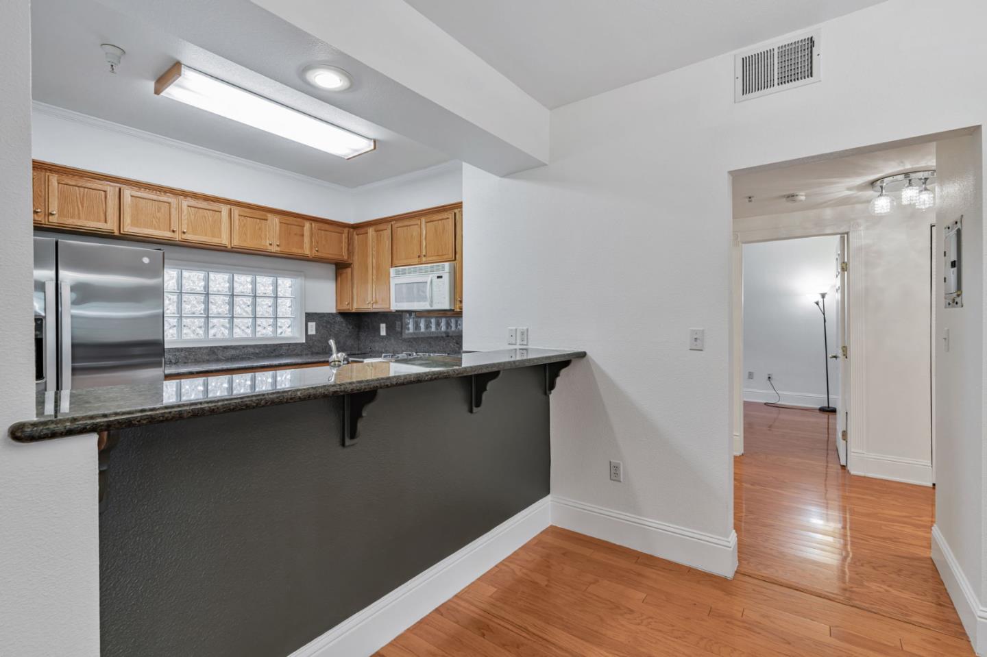 Detail Gallery Image 8 of 32 For 530 El Camino Real #209,  Burlingame,  CA 94010 - 2 Beds | 2 Baths