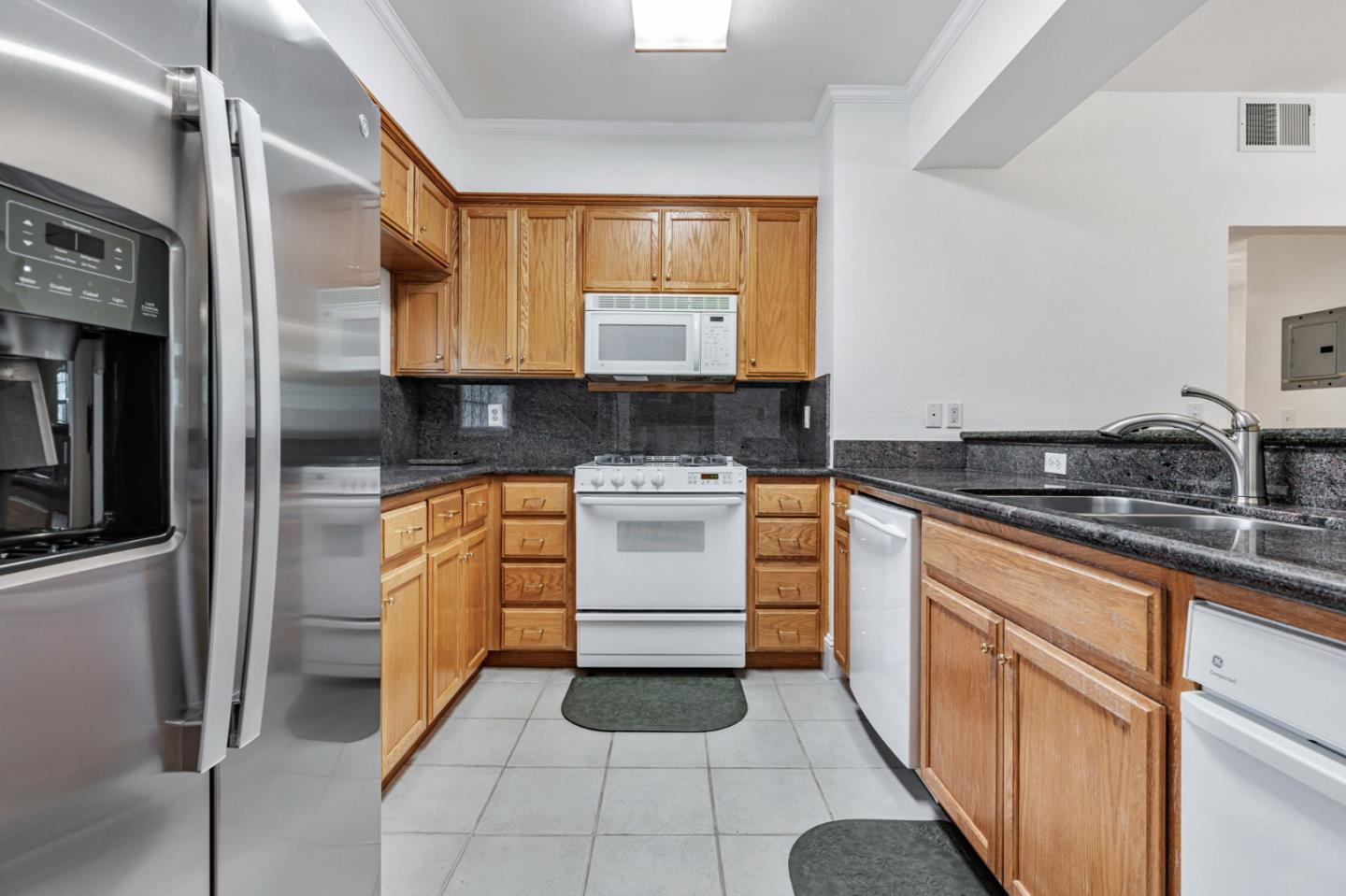 Detail Gallery Image 9 of 32 For 530 El Camino Real #209,  Burlingame,  CA 94010 - 2 Beds | 2 Baths