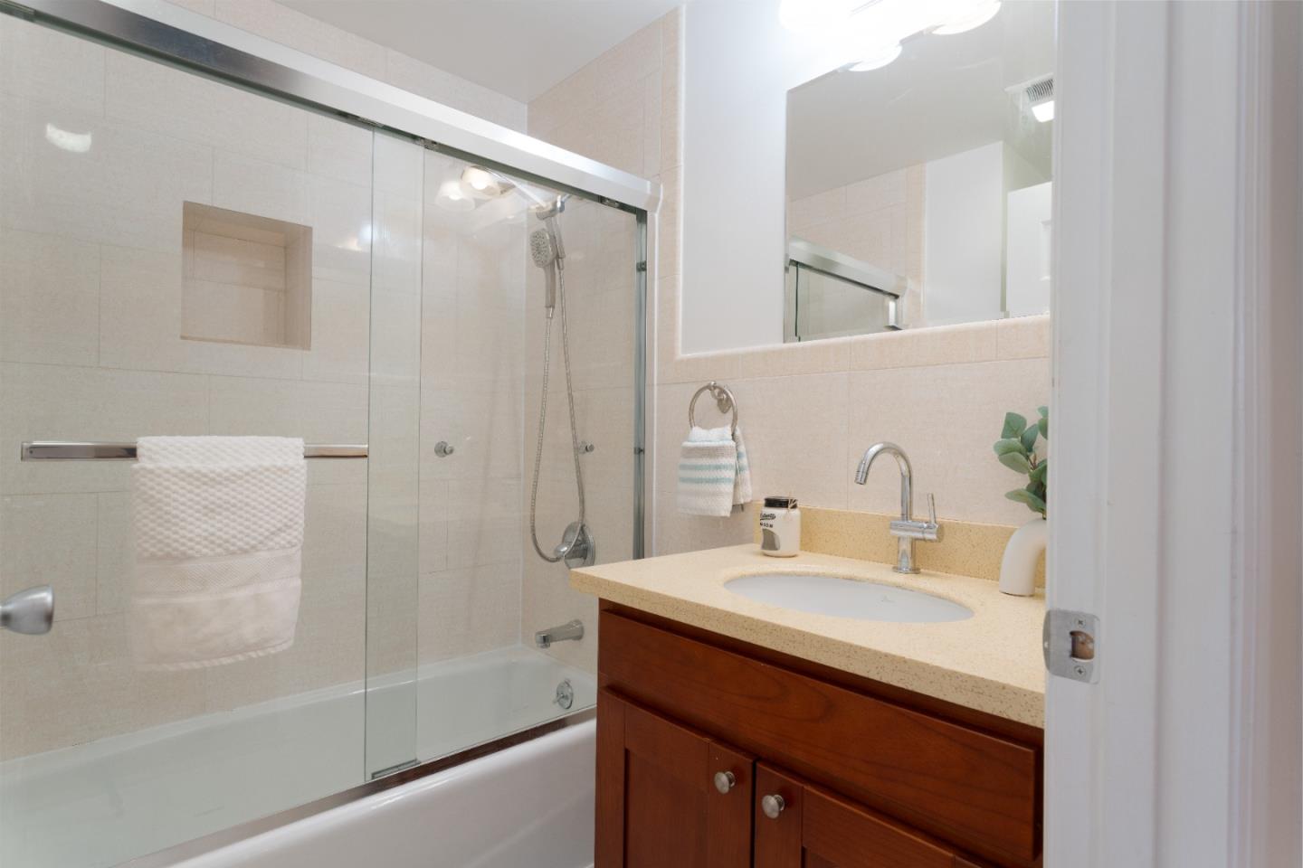 Detail Gallery Image 6 of 33 For 2115 42nd Ave, San Francisco,  CA 94116 - 3 Beds | 2 Baths