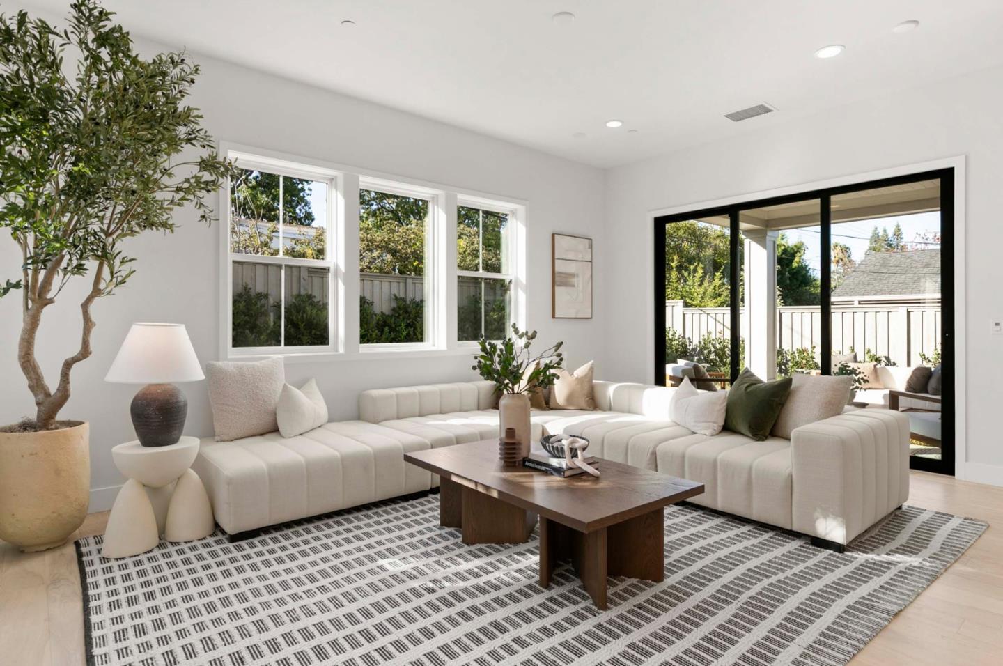 Detail Gallery Image 16 of 51 For 3070 Sterling Way, Redwood City,  CA 94061 - 4 Beds | 4/1 Baths