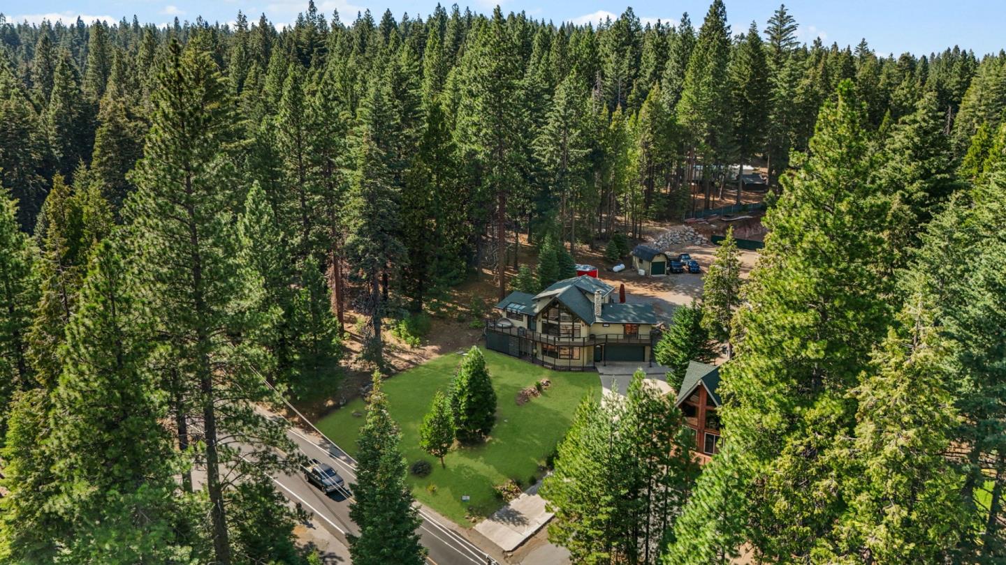 Detail Gallery Image 5 of 72 For 523 Peninsula Dr, Lake Almanor,  CA 96137 - 4 Beds | 3 Baths
