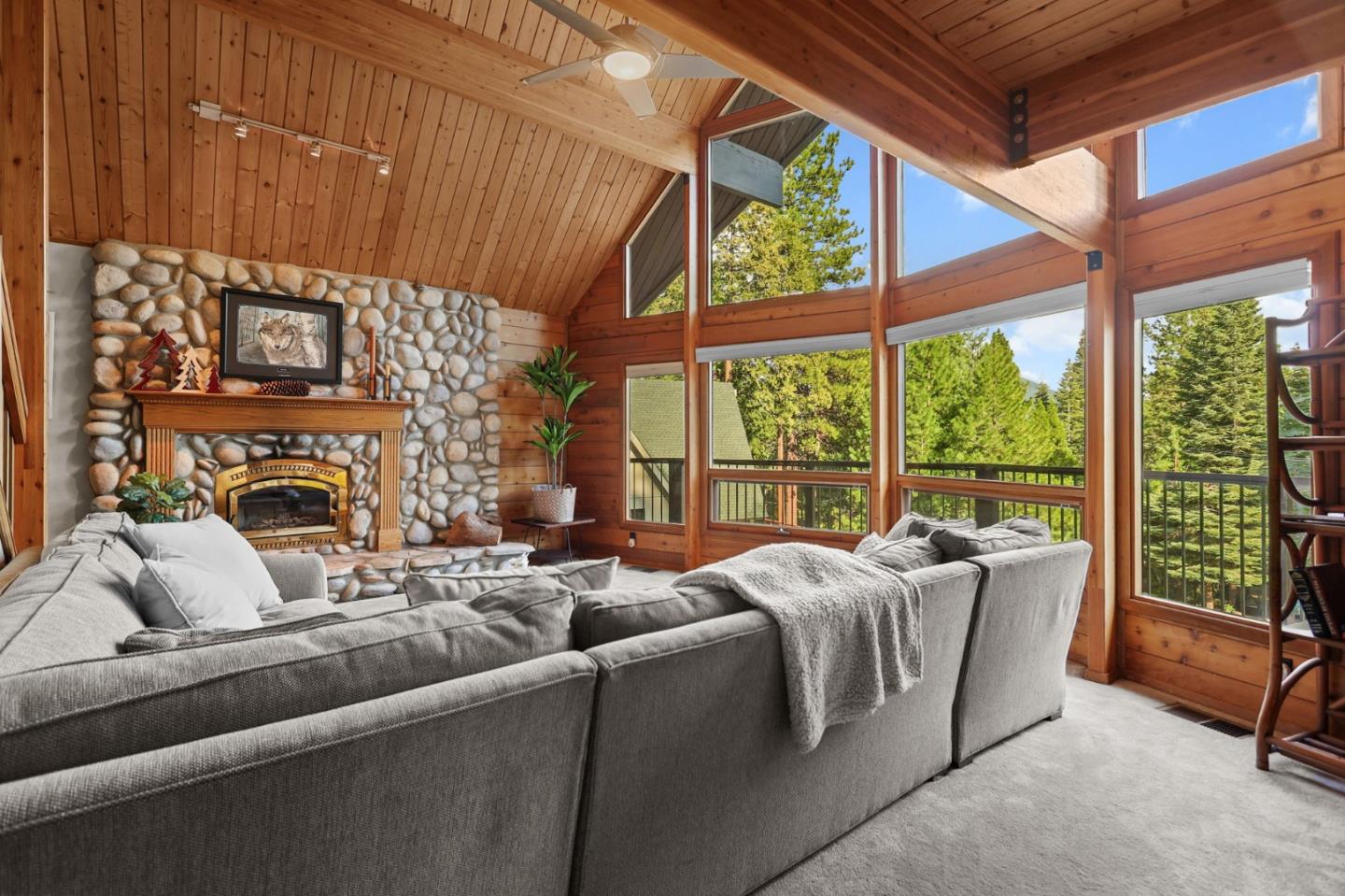 Detail Gallery Image 9 of 72 For 523 Peninsula Dr, Lake Almanor,  CA 96137 - 4 Beds | 3 Baths