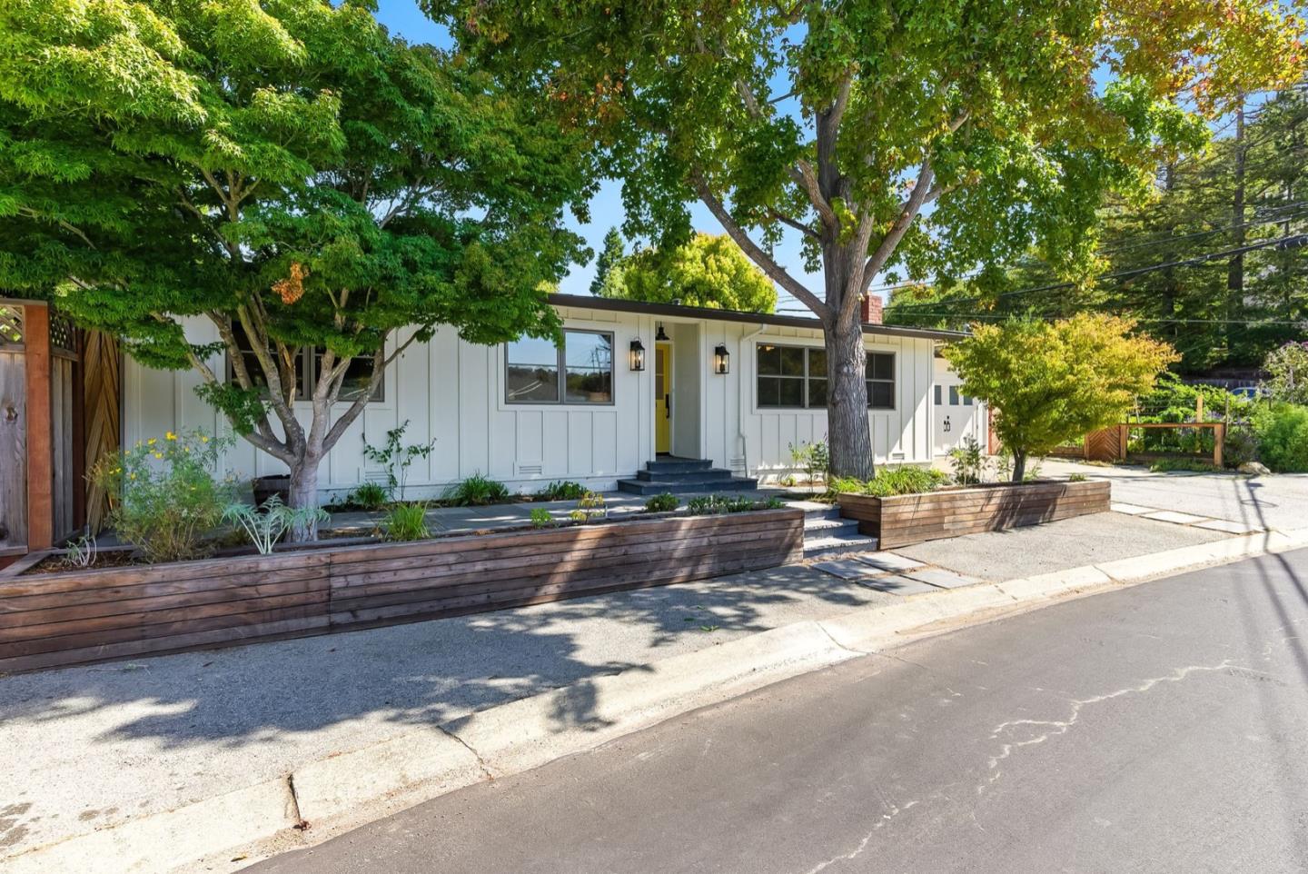 Detail Gallery Image 2 of 44 For 2608 Cipriani Blvd, Belmont,  CA 94002 - 4 Beds | 2 Baths